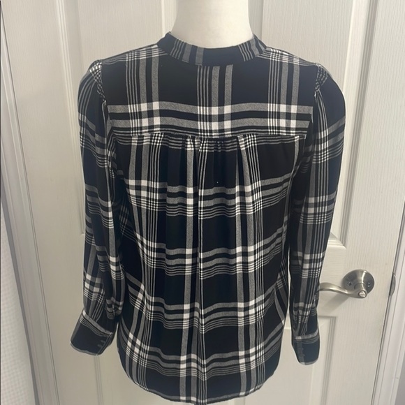 LOFT Black & White Plaid Button Down Shirt Pleating Details Long Sleeves Size S - Picture 5 of 8